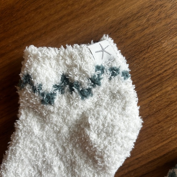 Barefoot Dreams Cozy White and Green Patterned Socks - Picture 2 of 4